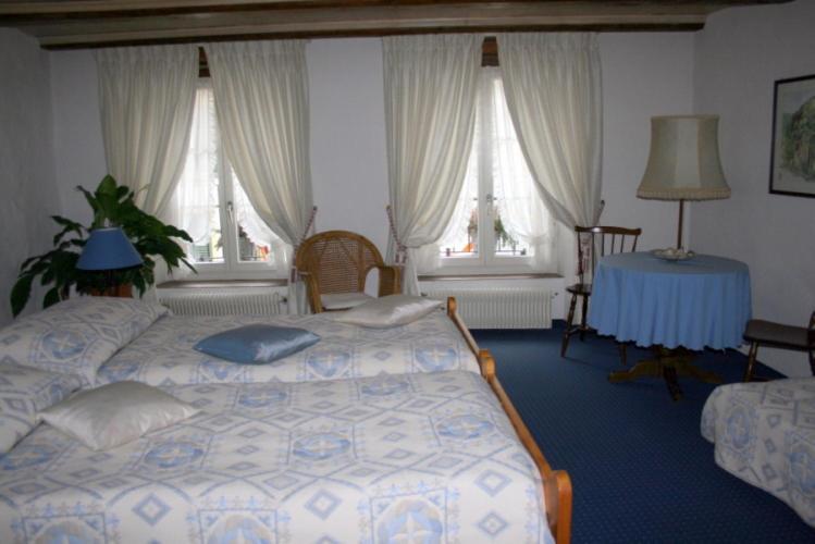 Hotel Zum Alten Schweizer Twann Стая снимка